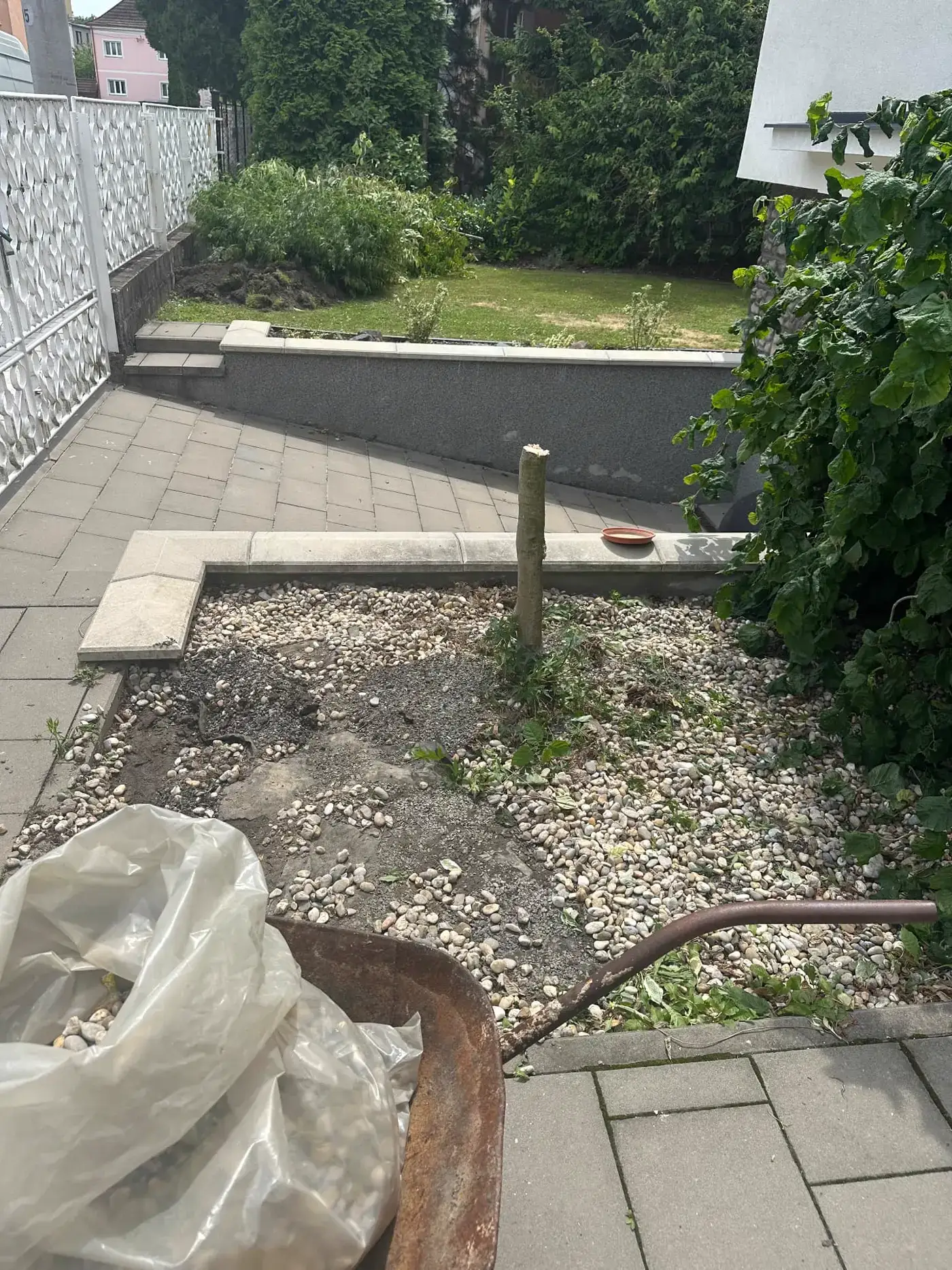 Úprava kamínkové plochy u zpevněné cesty