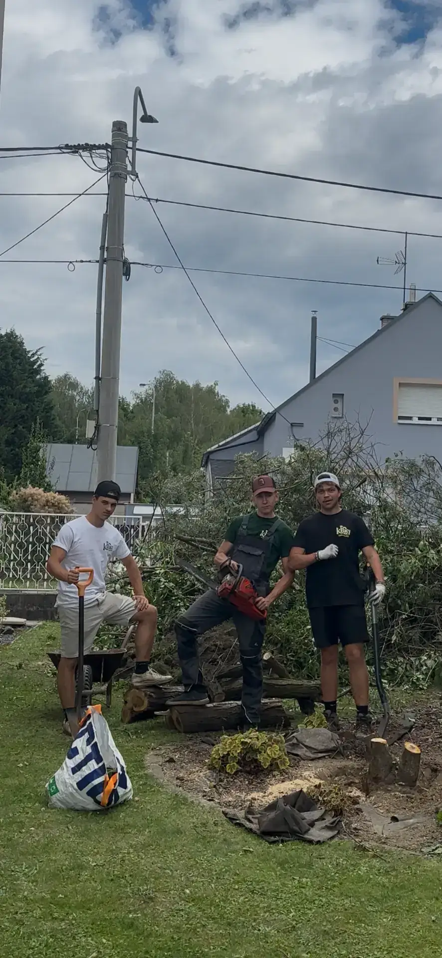Tým Kluci na zahradě po vyčištění a srovnání zarostlého pozemku