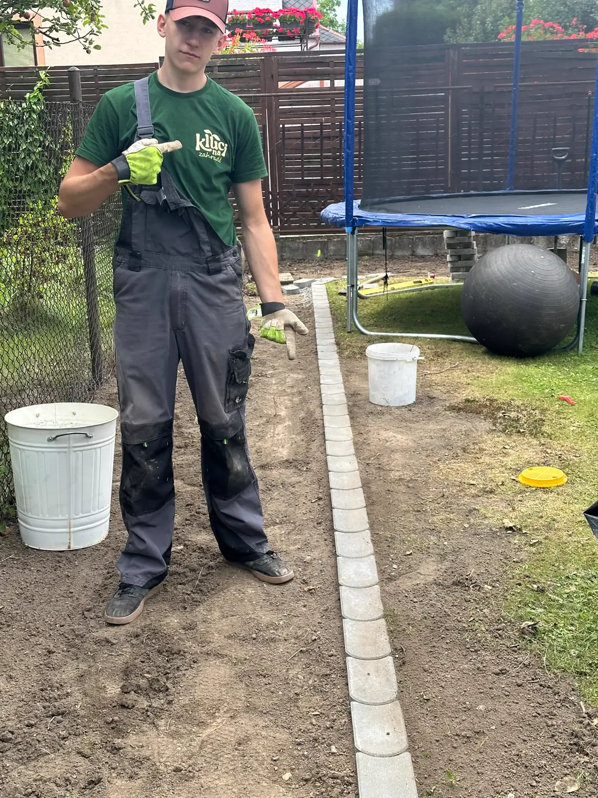 Pokládka betonových zahradních obrubníků