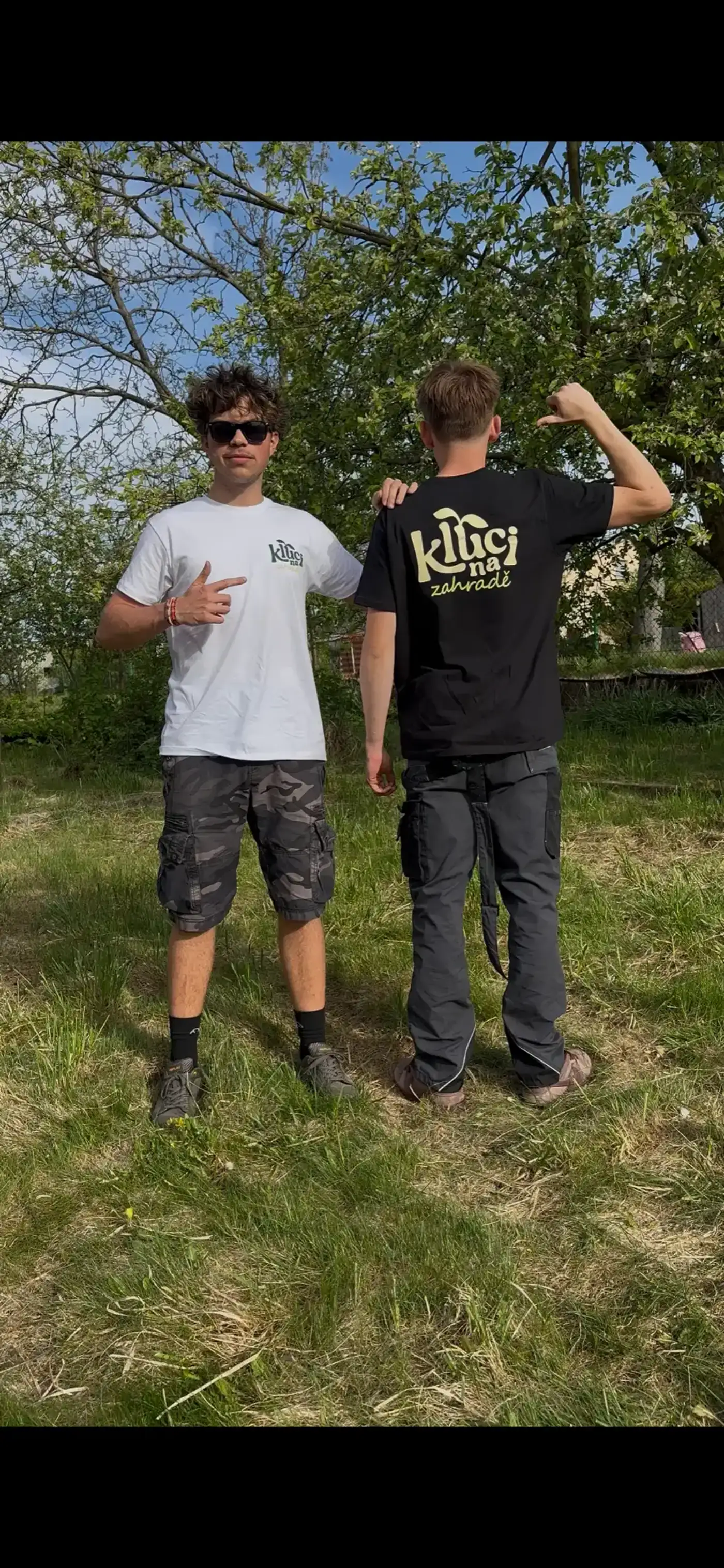 Tým Kluci na zahradě ve firemních tričkách